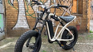 Die etwas längliche Sitzbank des Uni Viper ist mit handgenähtem Leder bezogen. (Bild: Urban Drivestyle)