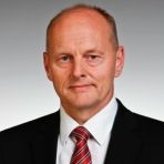 Titel, Name: Wolfgang Stang Geburtsjahr, -ort: 1957 in Kefenrod, Büdingen Funktion: Mitglied der Geschäftsleitung, Geschäftsführer der Heraeus Quarzglas GmbH & Co. KG  Firma: Heraeus Holding GmbH  Ausbildung: Studium des Maschinenbaus und der Betriebswirtschaft    Berufliche Laufbahn: Zunächst Projekt-Ingenieur bei der Leybold AG im Bereich Produktion und Produktentwicklung Danach Wechsel in den Bereich Produktmanagement und Vertrieb, verantwortlich für den Aufbau des asiatischen Marktes für eine Produktlinie 1992-1996 Leiter des Produktbereiches Datenspeicher mit weltweiter Produkt- und Vertriebsverantwortung und Leiter der Vertriebsorganisation in San Jose, Kalifornien/USA 1996-2000 General Manager für den Geschäftsbereich Magnetische Datenspeicher bei Balzers Process Systems in Lichtenstein 2000-2004 Bereichsleiter Fabrication bei Heraeus Quarzglas 2004 Vice President Marketing & Sales, verantwortlich für den Gesamtvertrieb weltweit Seit 2007 Geschäftsführer der Heraeus Quarzglas GmbH & Co. KG und Mitglied der Geschäftsleitung der Heraeus Holding GmbH   Familienstand: verheiratet, zwei Kinder (Bild: Heraeus)