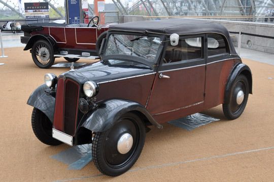 Der Framo VH 200 Piccolo (Baujahr 1935) mit zwei Vorwärtsgängen hat 6 PS. Die Framo-Werke unternahmen zwischen 1933 und 1935 den Versuch, nach Dreirad-Lieferwagen mit den Baureihen 