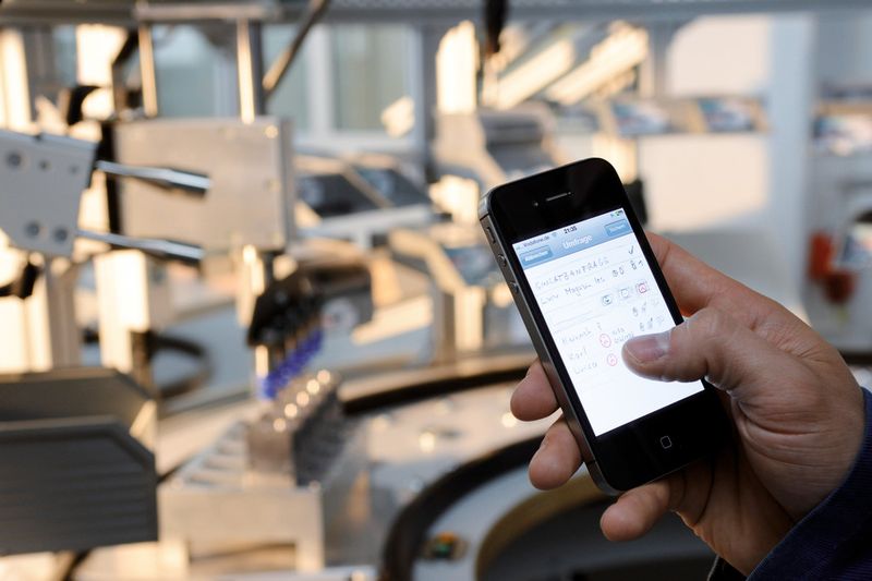 Zukunftsvision: Die Fabrik per Handy-App steuern. (Bild: Fraunhofer-IAO)