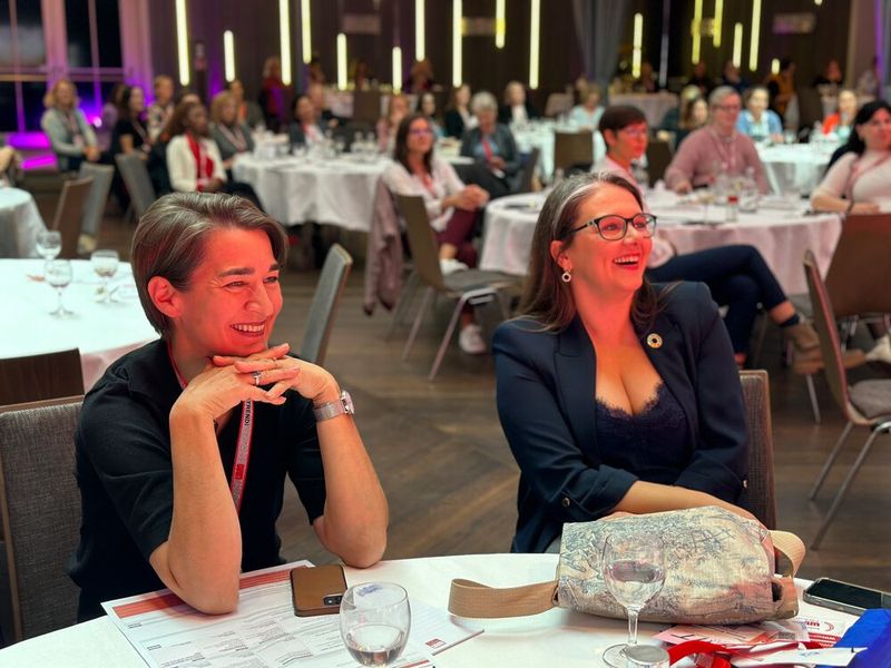 Noch schnell den Sitzplatz für die Award-Gala sichern! (Bild: www.hamann.photo)