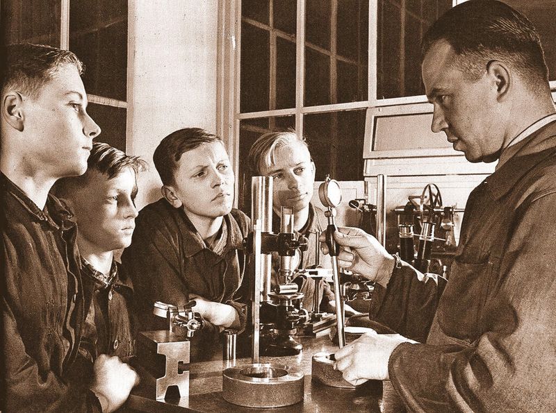 Schuler hat schon immer Wert auf den eigenen Nachwuchs gelegt und die Ausbildung als oberste Priorität betrachtet. Das war beim Unternehmensgründer Louis Schuler so und ist bis heute so geblieben. (Schuler)