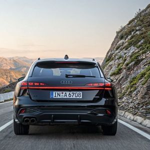 Wer etwas mehr in die Lichttechnik investiert, dem bietet Audi wirklich sehenswerte OLED-Lösungen.(Bild:  Audi AG)