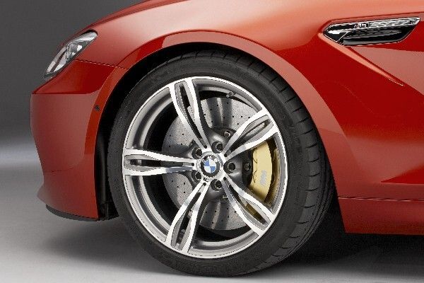 Der 560 PS starke V8-Motor mit M TwinPower-Turbo-Technologie des neuen M6 Coupés ermöglicht eine Beschleunigung von 4,2 s für den Spurt von null auf 100 km/h (Bild: BMW)