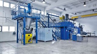 Nur die effektive Steigerung von Leistungsdichte ermöglicht es zukünftig, die Batterien in Elektrofahrzeugen rasch elektrisch zu „betanken“: Mithilfe von Magnetika aus Eisenpulver-Legierungen ist diese ehrgeizige Aufgabe lösbar, erfordert aber auch jahrelanges Knowhow und den Einsatz modernster frei konfigurierbarer Pulverpressen. (Finepower)