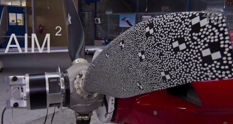 Das Punktemuster auf dem Propeller-Blatt macht die Verformung im Betrieb sichtbar (DLR)