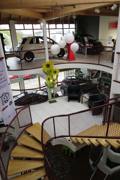 Im Autohaus Dorn erstreckt sich die Ausstellung über mehrere Stockwerke. (Lulei)