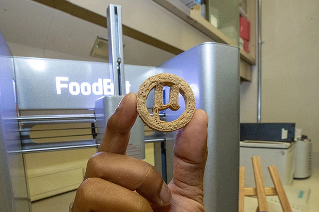 Prototyp der µ-Bites: 3D-gedruckte Kekse auf Basis von pflanzlichen Abfallstoffen und Kunststoffresten.(Bild:  SIU Carbondale Communications)