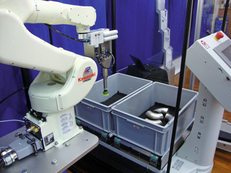 Logistik: Zuletzt greifen Roboter von Kawasaki zu … (Bild: Rolf Dorner)