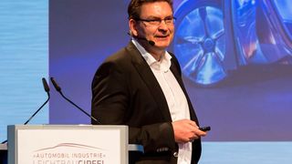 Dr. Thomas Behr, Leiter Karosserietechnologien, Forschung und Vorentwicklung der Daimler AG, gab einen Überblick über die Leichtbau-Strategien der OEMs. (Stefan Bausewein)