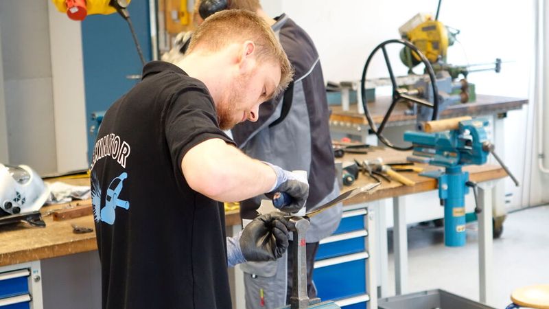 Der Zweitplatzierte in der Karosserieinstandhaltungstechnik, Johannes Günther, beim Anfertigen des Reparaturteils mittels Stahl-Faust. (Bild: Dominsky – VCG)