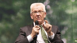 Winfried Kretschmann zum Verbrenner mit fossilen Kraftstoffen: „2035 werden wir auf jeden Fall damit durch sein.“ (Bild: Winfried Kretschmann in Lörrach 2 / Boris Pasek / CC BY-SA 4.0)