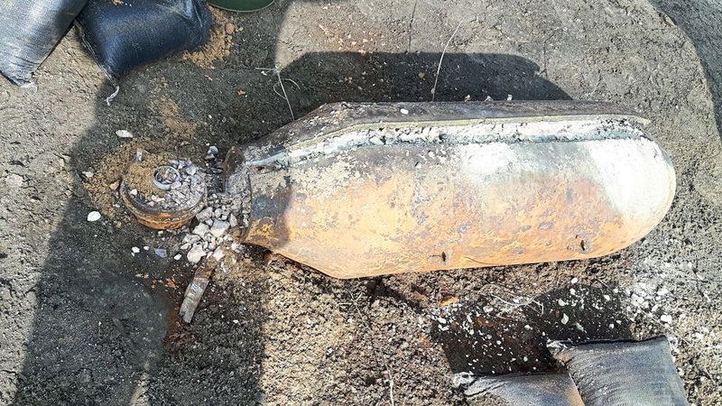 Minimierte Explosivkraft: Eine Kerbe im Mantel ermöglicht eine Deflagration, bei der der Sprengstoff deutlich langsamer als bei einer Detonation abbrennt.  (LZH e.V.)