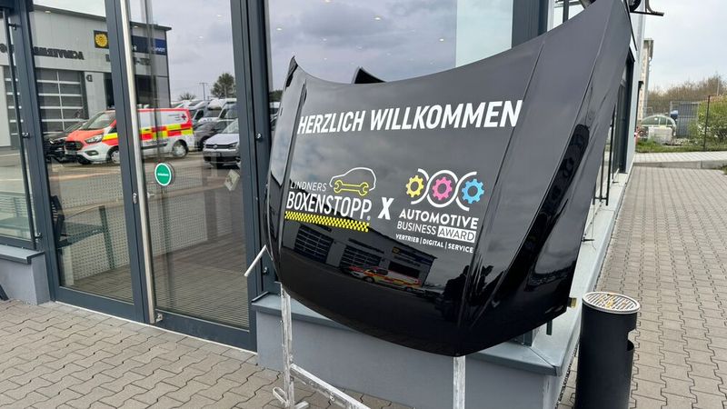 Mit einer eigens beschrifteten Motorhaube begrüßte das Team die Jury. (Bild: Schreiner – VCG)