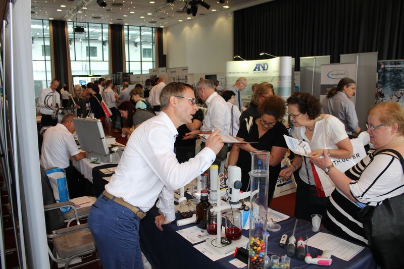 Impressionen der Lab-Supply Berlin vom 13. Juni 2019  In den Hallen des Estrel-Hotels in Berlin Neu-Kölln konnten Besucher der Lab-Supply mit den Ausstellern ins Gespräch kommen. Hier sind einige Impressionen vom Messetag sowie Besucherstimmen für Sie zusammengestellt. Die nächste Lab-Supply ist am 28. August 2019 in Dresden. Weitere Infos zu den kommenden Lab-Supply-Messen finden Sie auf www.lab-supply.info.   Lese-Empfehlung: Nachbericht zum erfolgreichen Auftakt der Lab-Supply in Wien. (Bild: LABORPRAXIS, C. Lüttmann)