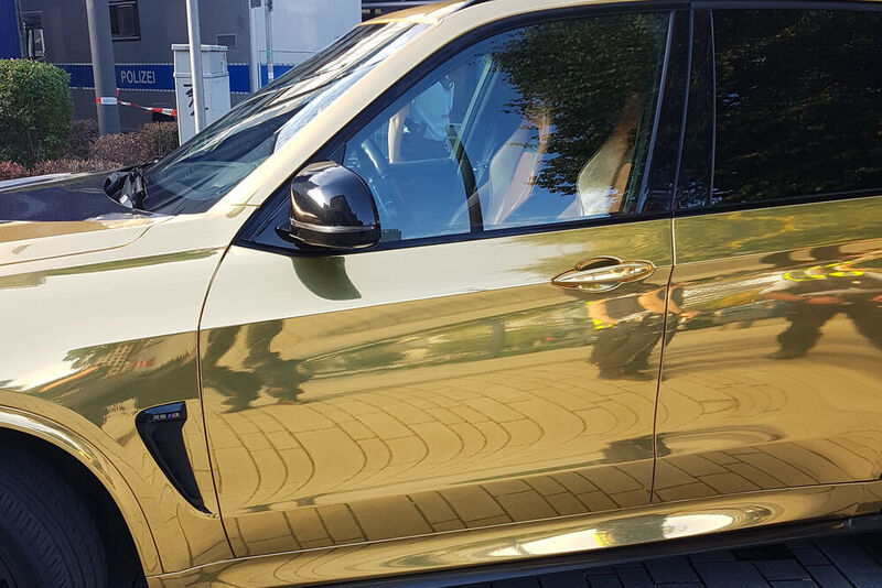 Rundum mit Goldfolie verhüllt war dieser BMW, den die Polizei in Düsseldorf aus dem Verkehr zog. (Polizei Düsseldorf)