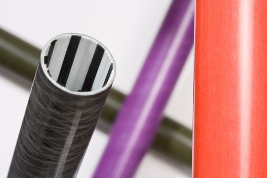 Viele wissen nicht, wann Glas- oder lieber Carbonfasern die Lösung eines Bauteilproblems sind. Exel Composites schafft in diesem kleinen Beitrag etwa mehr Klarheit. Im Bild sind beide Fasertypen in Kombination zu sehen. Viele wissen nicht, wann Glas- oder lieber Carbonfasern die Lösung eines Bauteilproblems sind. Exel Composites schafft in diesem kleinen Beitrag etwa mehr Klarheit. Im Bild sind beide Fasertypen in Kombination zu sehen.