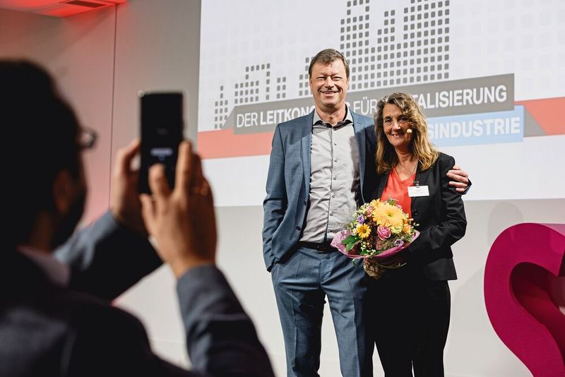 Chefredakteur Dr. Jörg Kempf dankte der leitenden Redakteurin Anke Geipel-Kern für ihr langes Engagement beim Smart Process Manufacturing Kongress. (Bild: Stefan Bausewein)