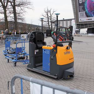 Die Fotos zeigen diverse von Götting-Technik ferngesteuerte Fahrzeuge auf dem Vorführgelände und den im Text beschriebenen Leitstand.