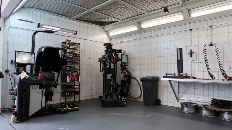 Erst kürzlich hat der Betrieb einen hohen fünfstelligen Betrag in Reifenservicemaschinen mit erweiterter Funktionalität investiert. (Bild: Diehl – VCG)