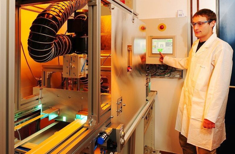 Zum Fertigungsprozess gehört die Aushärtung mit ultravioletter Strahlung. (Bild: Schott)