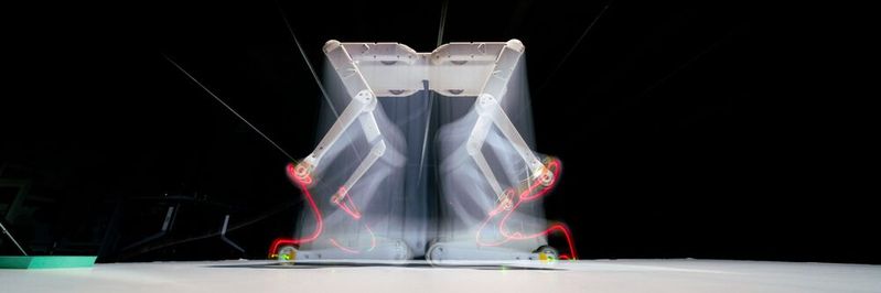 Der Roboter trägt die Zahl Acht in seinem Namen, da er acht Gelenke hat: Jedes Roboterbein kann die Winkel in Hüfte und Knie verändern.(Bild:  MPI-IS)