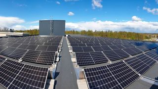 Wissenschaftlich fundiert wird der Flurförderzeughersteller Toyota Material Handling den Klimaschutz angehen (hier Solarsysteme am schwedischen Standort Mjölby). So will man helfen, das 1,5-Grad-Celsius-Ziel der Vereinten Nationen und der EU zu erreichen. (Toyota Material Handling)