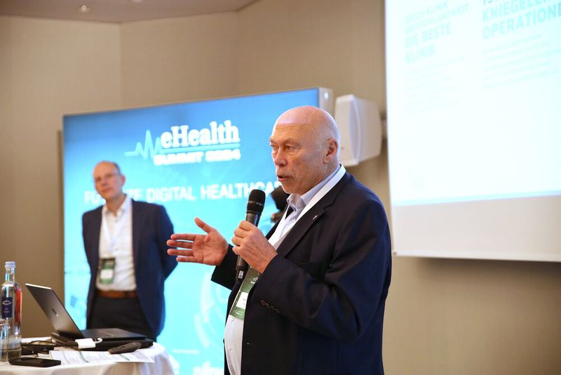 Weiter ging es in der Impulskeynote von Tobias Joch (Inovex) und Prof. Bernhard Rieser (ARCUS Kliniken) über deren Zusammenarbeit bei der Implementierung des Patientenportals. (Bild: VIT-Akademie)