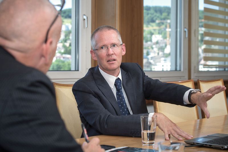 «Der Schweizer Zuliefermarkt spielt für unsere Produktion eine ganz wesentliche Rolle.» Prof. Dr. Hans Gut, Managing Director, MAN Diesel & Turbo Schweiz AG. (Thomas Entzeroth)