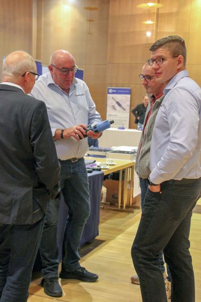 Mitarbeiter von Rami Yokota im Austausch mit den Teilnehmern der Schraubtec Ost.  (Bild: VCG/Juliana Pfeiffer)
