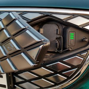 2. Versteckter Ladeanschluss: Der Ladeanschluss befindet sich an der Front verdeckt hinter einer Klappe, dort wo früher der Kühlergrill verbaut gewesen wäre. Die Karosserieoberflächen am restlichen Fahrzeug können so durchgängig bleiben.(Bild:  Thomas Günnel/Automobil Industrie)