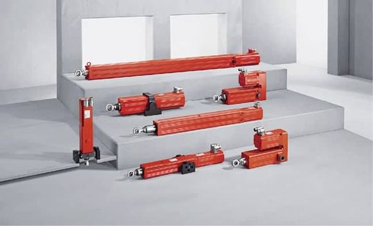 (Die Elektrozylinder von SEW-Eurodrive gibt es in unterschiedlichen Ausführungen. Die Baureihe CMSB71 sieht man in der oberen Reihe (Ausführung L), darunter links mit  Kardanlagerung und rechts daneben ein modularer Elektrozylinder CMSMB71 in achsparalleler Ausführung. Bild: SEW-Eurodrive)
