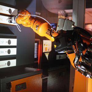 Für bewährte Steuerungswelten wie Siemens oder Rockwell schafft das Kuka-Schnittstellen-Paket mxAutomation ein natives Interface für die nahtlose Integration.