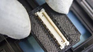 Ein Bauteilträger aus dem 3-D-Druck: Der Träger hat eine Vertiefung, exakt passend für die Größe des Bauteils. Damit ist eine automatisierte Zuführung zur SMD-Maschine sichergestellt. (Bild: Ortgies)