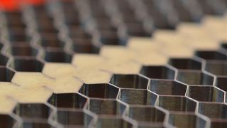 Spleißfilme sind geeignet zum Verbinden von Sandwichstrukturen mit Wabenkern, da sie in Löcher und Hohlräume expandieren. (3M)