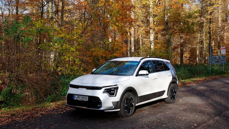 1. Das Design: Der Kia Niro EV ist gemessen an seinem drögen Vorgänger extrem mutig gestylt und lässt sich mit seiner C-Säulen-Verkleidung in Kontrastfarbe und den markanten Leuchten durchaus als Statement betrachten. Außerdem kommt er nicht als typisches SUV rüber – und dürfte genau deswegen für viele Kunden interessant sein. (Bild: Rosenow – »kfz-betrieb«)