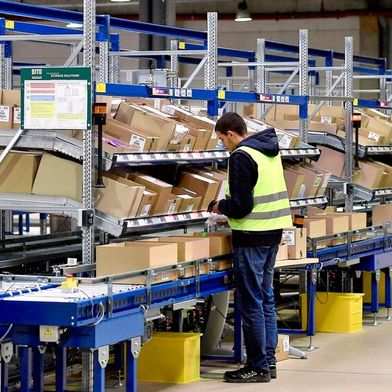 Digitale Lagerfachanzeigen führen die Mitarbeitenden schnell und zielsicher durch den Pick-by-Light-Kommissionierprozess. (Bild: Jean-Claude Cohen)