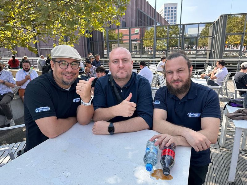 Das Wiener Geizhals-Team genießt etwas die frische Luft draußen. (Bild: Vogel IT-Medien GmbH)