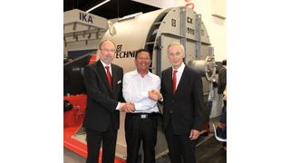 Die Siebtechnik-Geschäftsführer Karl Bongartz (links) und Horst Dietschreit (rechts) zusammen mit QPP-Präsident Li Xiaosong (Bild: Siebtechnik)