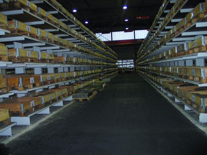 Eine ausgefeilte Logistik schafft Überblick. In ein automatisches Hochregallager investierte das Unternehmen im April 2005 insgesamt 1,5 Mio. Euro. (Archiv: Vogel Business Media)