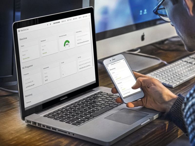 Mithilfe der Comara-appcom können Maschinen, Werkzeuge, Rohteile, Betriebsmittel aller Art und Messeinrichtungen miteinander kommunizieren, heißt es. Das Softwaresystem arbeitet laut Comara webbasiert, geräteunabhängig und informiert über diverse Apps darüber, was auf einer Maschine aktuell in der Praxis passiert.  (Comara)