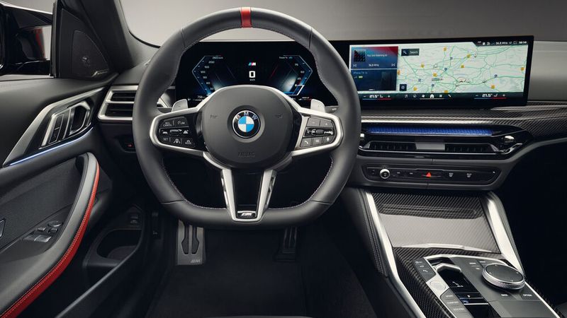 Das Cockpit des 4er hat eine neue Lenkrad-Generation erhalten. Zudem gibt es weniger Bedienknöpfe in der Mittelkonsole. (Bild: BMW)