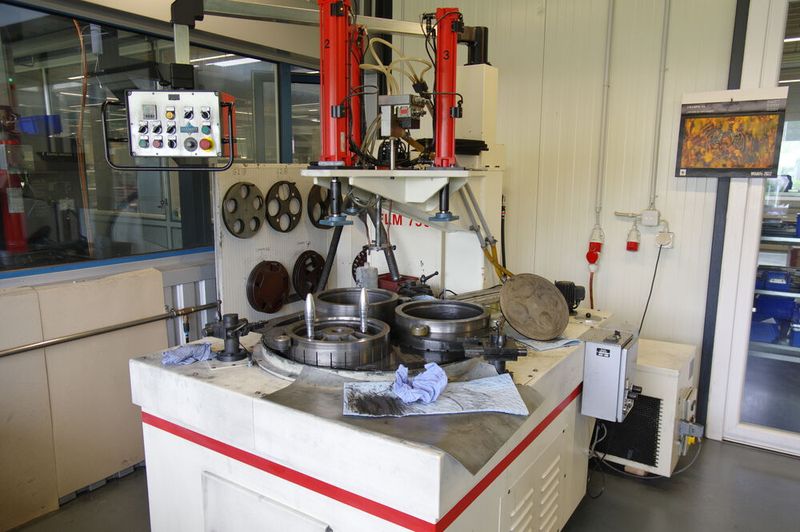 Machine de rodage plan par mouvement planétaire pour la finition des faces principales des corps de pompes. (Source : MSM)