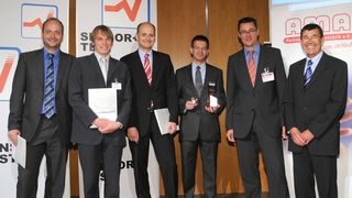 AMA Innovationspreis 2012: v.l. Andreas Blug "Echtzeit-Regelsystem für das Laserschweißen", Miro Taphanel "Konfokal chromatischer Triangulationssensor (CCT-Sensor)", Dr.-Ing. Michal Bezdek "Ultraschall-Durchflussmessgerät mit Messung der Methankonzentration für Biogasanwendungen", Preisträger Dr. Steffen Klupsch "Hochintegriertes Hall-Sensor ASIC für energieautarke Absolut-Geber", Prof. Dr. Andreas Schütze,Juryvorsitzender AMA Innovationspreis, und Wolfgang Wiedemann, Vorstandsvorsitzender AMA Fachverband für Sensorik. (AMA)