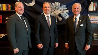 Thomas Jessulat, Vorstandsvorsitzender von ElringKlinger (Mitte), traf am 24.06.2024 den Gouverneur des US-Bundesstaats South Carolina, Henry McMaster (rechts) und sprach mit ihm über den aktuellen Stand der Planungen des neuen Standorts in Easley .  (Bild: ElringKlingel)