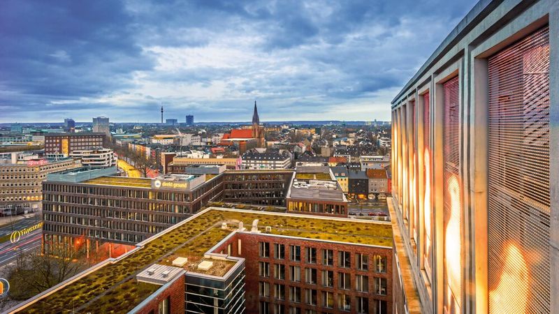 An der TU Dortmund kann man beispielsweise Bauingenieurwesen, Maschinenbau oder Wirtschaftsingenieurwesen studieren. Wer in Dortmund seinen Abschluss als Ingenieur macht, verdient anschließend durchschnittlich 49.880 Euro als Einstiegsgehalt. (Bild: Marcus Retkowietz - stock.adobe.com)