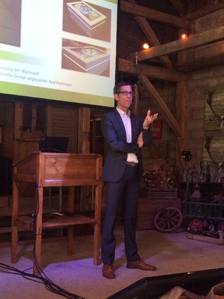 Fabian Scholz, komma,tec, redet über Digital Signage in der Zukunft. (Bild: Boston)