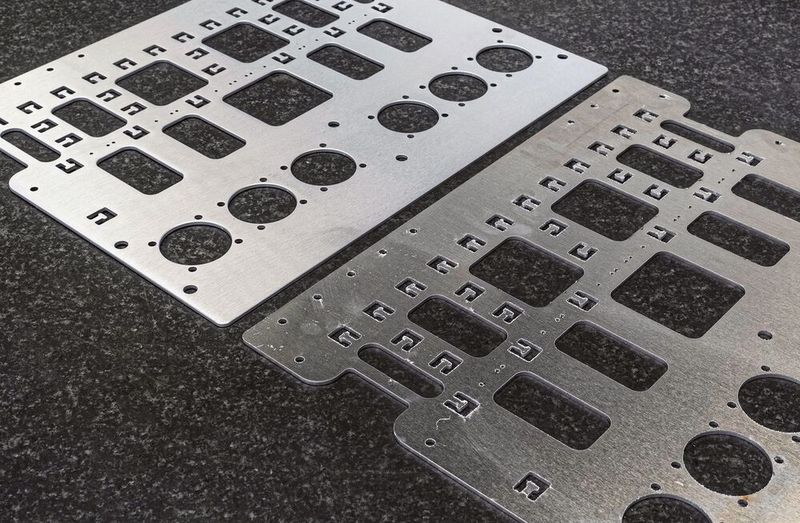 Die Bearbeitung mit dem Edge Breaker 6000 macht den Unterschied: Mit Graten und ohne verrundete Kanten akzeptiert kaum ein Kunde noch das Werkstück. (Bild: Arku)