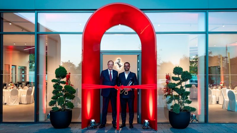 Autohausgeschäftsführer Frank Ulrich (links) und Wilhelm Hegger von Ferrari Central Europe während der offiziellen Eröffnung des neuen Standorts in Mannheim. (Bild: Ferrari)