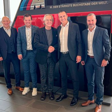 Die Übernahme ist besiegelt: (v.l.) Unterberger-Geschäftsführer Josef Gruber, Fritz Unterberger junior, Sebastian Vogl, Gerald Unterberger und Vogl-Geschäftsführer Jürgen Pöllner. (Bild: Pertl/schloss)